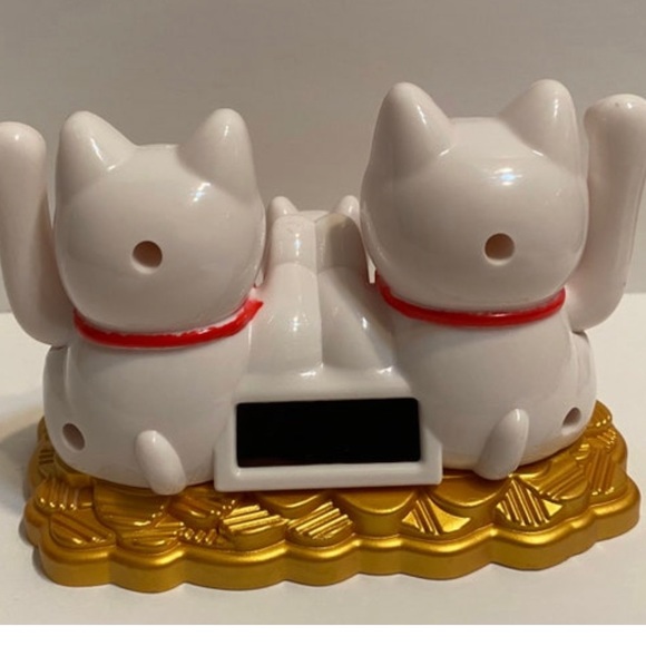 Solar powered Dancing White cat Cats family Bobble Toy, home ,office,car decor’ - Picture 3 of 3